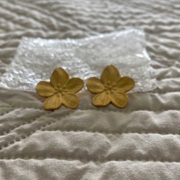 Jewelry - Elegant Gold Flower Earrings